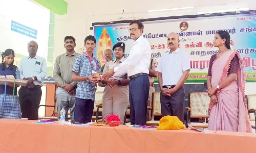 பொதுத் தேர்வில் அதிக மதிப்பெண் பெற்ற மாணவர்களுக்கு பரிசு