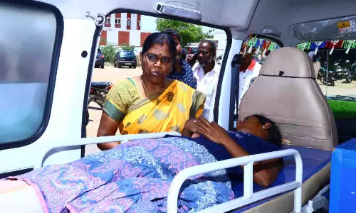 இன்சூரன்ஸ் பணம் கிடைக்க நடவடிக்கை எடுக்க கோரிஆம்புலன்ஸ் மூலம் வந்து மனு கொடுத்த பெண்