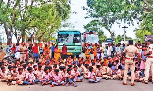 கட்டிடத்தை மீண்டும் கட்டித்தரக்கோரி பெற்றோருடன் அமர்ந்து சாலை மறியலில் ஈடுபட்ட பள்ளி மாணவ-மாணவிகள்