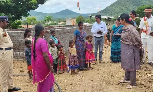 ஒகேனக்கல் சுற்றுலா தலத்தில் வளர்ச்சி பணிகள் குறித்து கலெக்டர் ஆய்வு