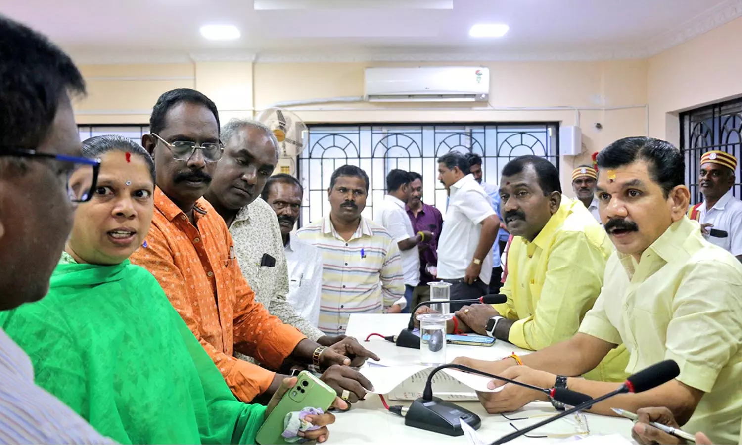 டவுன் பாரதியார் தெருவில் சாலையை சீரமைக்க வேண்டும்-மேயரிடம் கவுன்சிலர் மனு டவுன் பாரதியார் தெருவில் சாலையை சீரமைக்க வேண்டும்-மேயரிடம் கவுன்சிலர் மனு