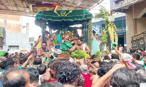 திருச்செந்தூரில் ஆவணி திருவிழா: சுவாமி சண்முகர் பச்சை சாத்தி கோலத்தில் வீதி உலா