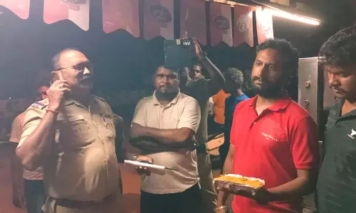 பரமத்திவேலூர் அருகே பிரியாணியில் கிடந்த வெட்டுக்கிளி