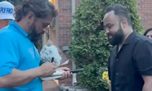 ஆட்டோகிராப் கேட்ட ரசிகரிடம் சாக்லேட்டை பிடுங்கிய டோனி- வீடியோ வைரல்