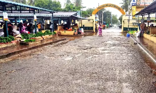 உடுமலை உழவர் சந்தையில் நடைபாதையை சீரமைக்க கோரிக்கை