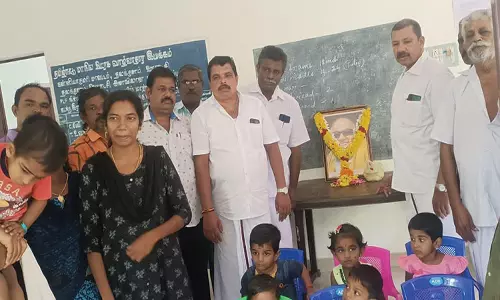 கருணாநிதி நூற்றாண்டு விழாவையொட்டி பள்ளி குழந்தைகளுக்கு கல்வி உபகரணங்கள்