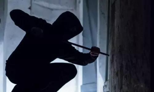 வீட்டின் பூட்டை உடைத்து நகை-பணம் கொள்ளை