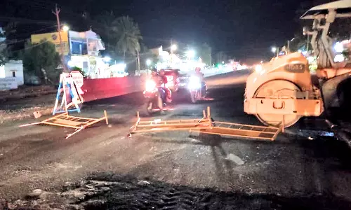 நான்குவழிச்சாலை பணிக்காக வைக்கப்பட்டவை- பாவூர்சத்திரம் பகுதியில் சாலையில் சாய்ந்து கிடக்கும் பேரிகார்டுகள்