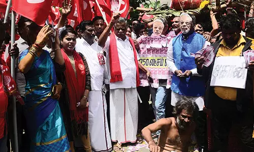 மத்திய அரசை கண்டித்து இந்திய கம்யூனிஸ்டு மறியல் போராட்டம்- முத்தரசன் உள்பட 200 பேர் கைது