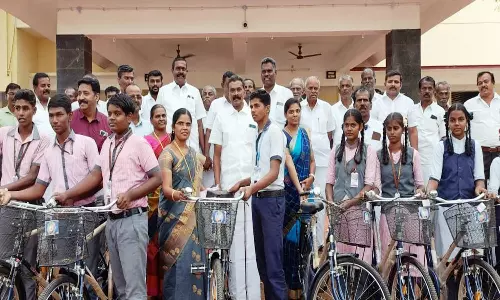 ஆலங்குளம் அருகே 290 மாணவர்களுக்கு இலவச சைக்கிள்கள்
