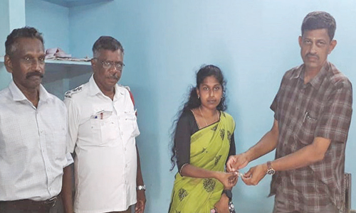 நாகர்கோவிலில் இருந்து திருவனந்தபுரம் சென்ற பஸ்சில் தவற விட்ட தங்க நகை பெண்ணிடம் ஒப்படைப்பு