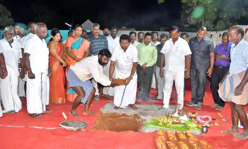 திருச்செந்தூர் அருகே புதிய ரேசன் கடை- நூலக கட்டிடம்  - அமைச்சர் அனிதா ராதாகிருஷ்ணன்  அடிக்கல் நாட்டினார்