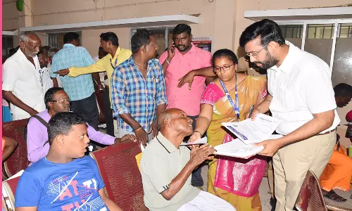 கடலூர் குறைகேட்பு கூட்டத்தில் பொதுமக்கள் அளித்த மனுக்களுக்கு உடனடி தீர்வு: மாவட்ட கலெக்டர் அதிகாரிகளுக்கு உத்தரவு