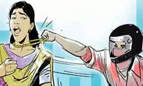 நெல்லையில் சாலையில் நடந்து சென்ற மூதாட்டியிடம் நகை பறிப்பு