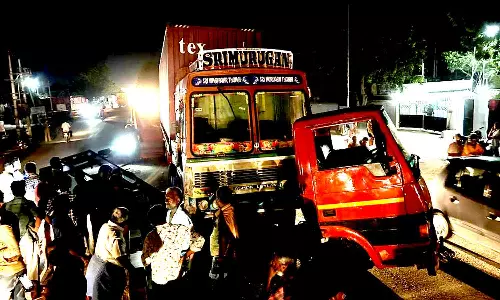 2 லாரிகள் மோதி விபத்து