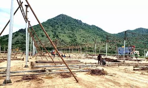 தி.மு.க பவள விழா மேடையை அமைச்சர் துரைமுருகன் ஆய்வு