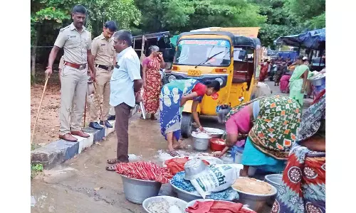 மின்கசிவால் அலறியடித்து ஓடிய மீன் வியாபாரிகள்