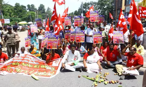 இந்திய கம்யூனிஸ்டு கட்சியினர் சாலை மறியல்