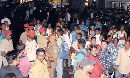 புதுவை பஸ் நிலையத்தில் இருந்து சென்னைக்கு பஸ்கள் இயக்காததால் நள்ளிரவில் பயணிகள் சாலை மறியல்