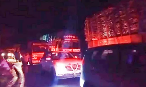 திம்பம் மலைப்பகுதி 8-வது கொண்டை ஊசி வளைவில் தக்காளி பாரம் ஏற்றி வந்த வேன் கவிழ்ந்தது