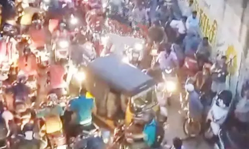 ஓசூரில் பலத்த மழை: ரெயில்வே கீழ் பாதை  வெள்ளக்காடாக மாறியது