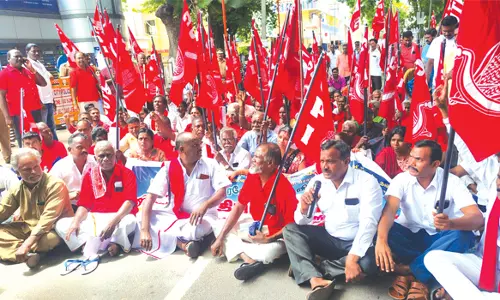 விலைவாசி உயர்வுக்கு எதிர்ப்புவங்கி முன்பு இந்திய கம்யூனிஸ்ட் கட்சியினர் தர்ணா பேராராட்டம்