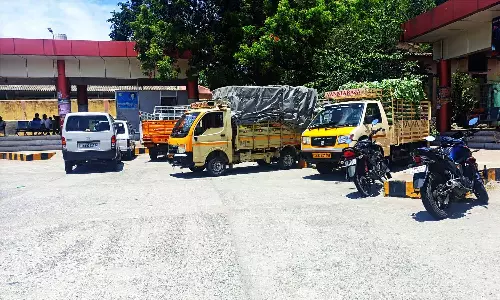 பஸ் நிலையத்திற்குள் நிறுத்தப்படும் சரக்கு வாகனங்களால் பொதுமக்கள், டிரைவர்கள் அவதி