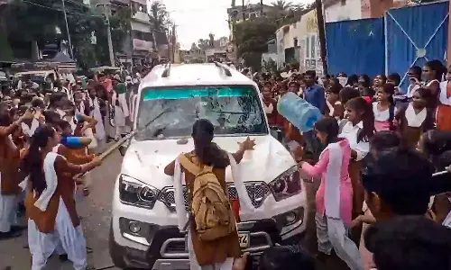 பெண் போலீஸ் செய்த செயல்.. கல்வித் துறை அதிகாரி வாகனத்தை அடித்து நொறுக்கிய பள்ளி மாணவிகள்