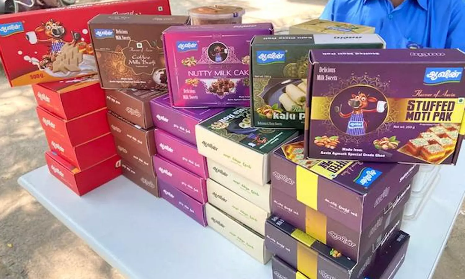 ஆயுத பூஜை, தீபாவளி பண்டிகை: ஆவின் இனிப்பு, கார வகைகள் 10 ஆயிரம் இடங்களில் விற்க திட்டம்