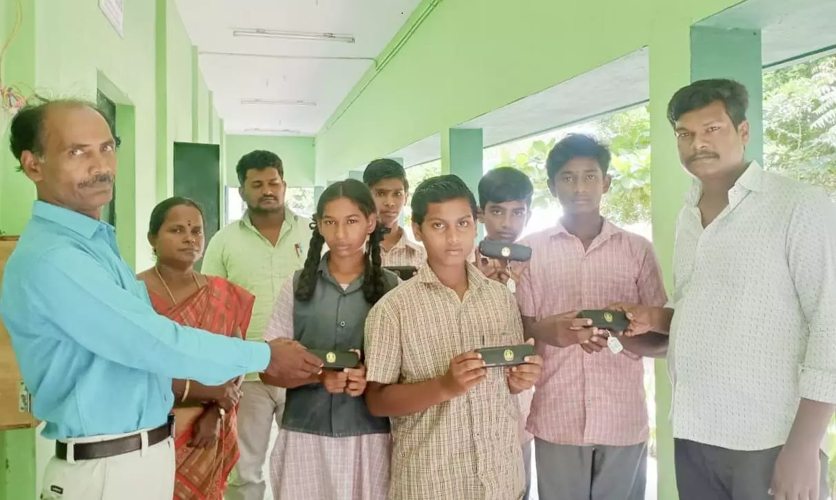 அரசுப் பள்ளி மாணவர்களுக்கு மூக்கு கண்ணாடி அரசுப் பள்ளி மாணவர்களுக்கு மூக்கு கண்ணாடி