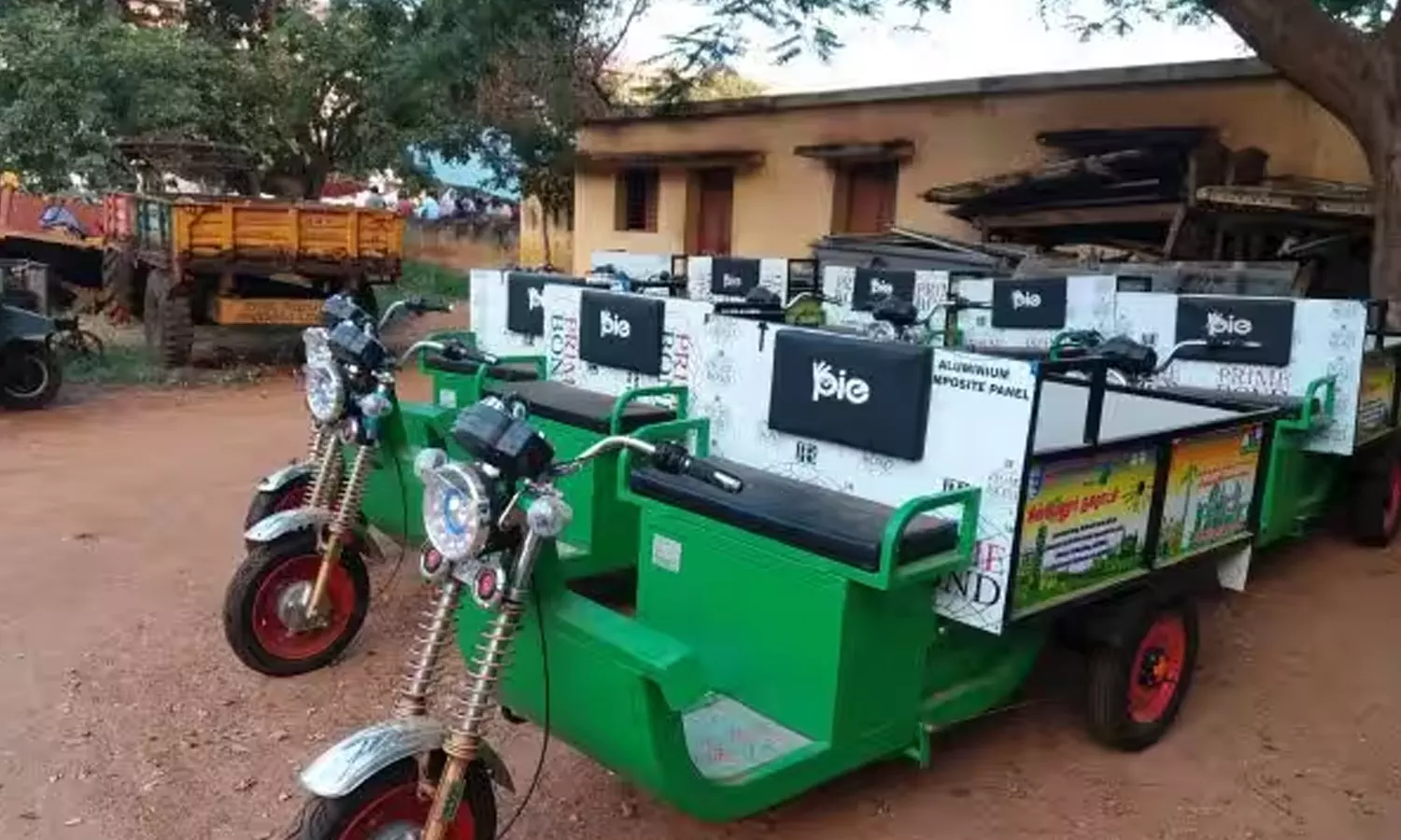 காற்று மாசுபாட்டைத் தவிர்க்க 13 ஒன்றியங்களில் 126பேட்டரி குப்பை வண்டிகள் காற்று மாசுபாட்டைத் தவிர்க்க 13 ஒன்றியங்களில் 126பேட்டரி குப்பை வண்டிகள்