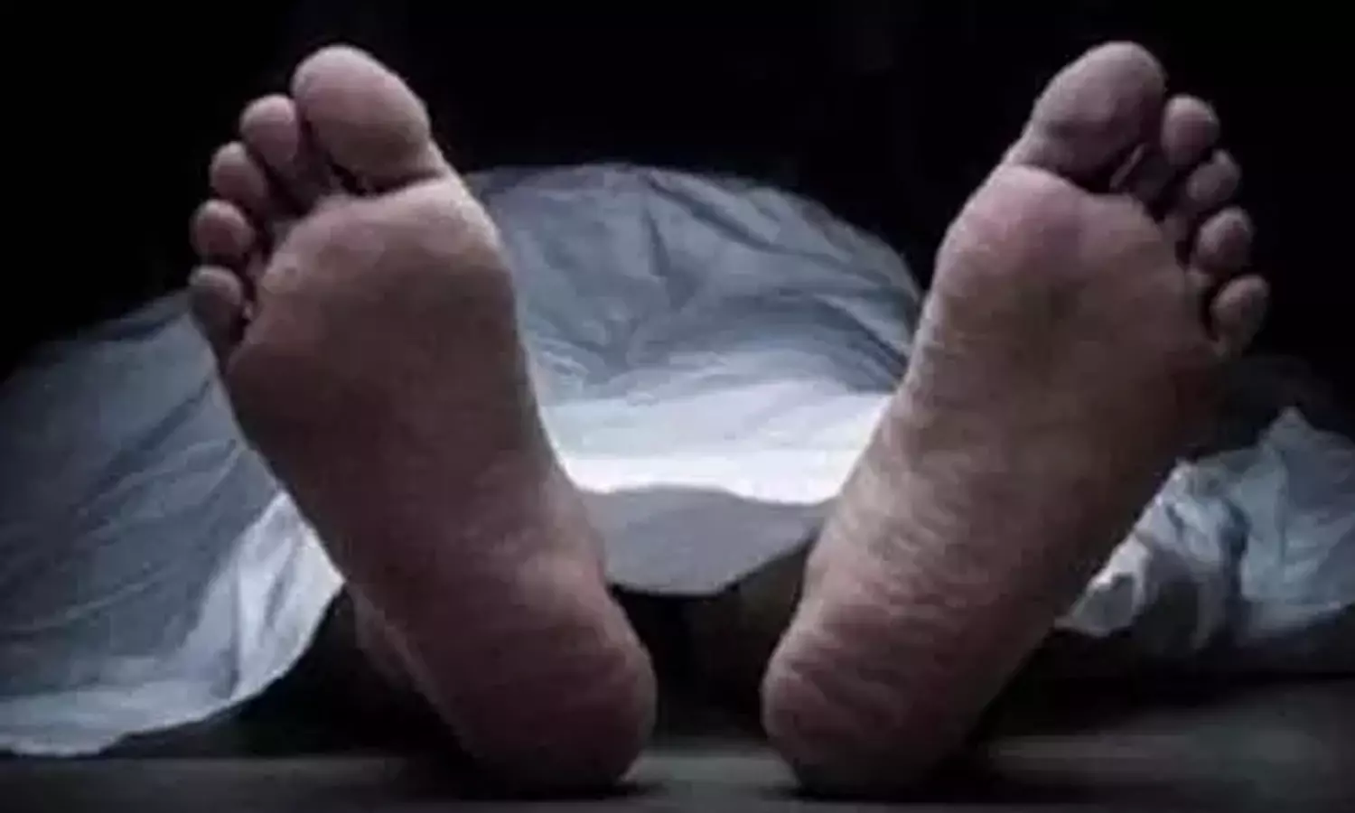 மோட்டார் சைக்கிள் மீது லாரி மோதல்; வாலிபர் பரிதாப சாவு மோட்டார் சைக்கிள் மீது லாரி மோதல்; வாலிபர் பரிதாப சாவு