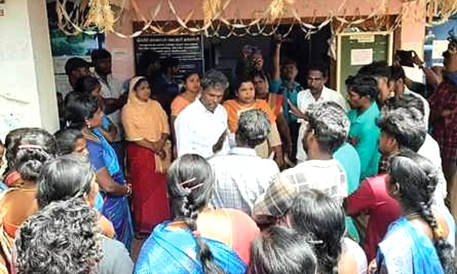 கூடலூரில் தூய்மைப்பணியாளர்கள் போராட்டம் கூடலூரில் தூய்மைப்பணியாளர்கள் போராட்டம்