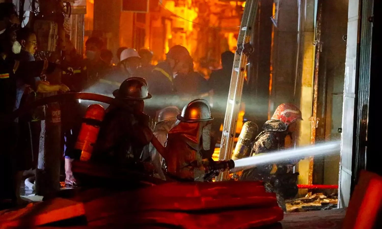 வியட்நாம் தீ விபத்து- பலி எண்ணிக்கை 56ஆக உயர்வு வியட்நாம் தீ விபத்து- பலி எண்ணிக்கை 56ஆக உயர்வு