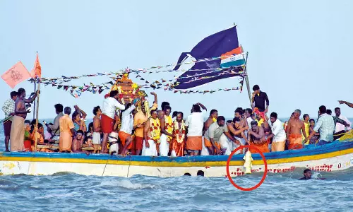 நாகையில், சிவபெருமானுக்கு தங்கமீன் அர்ப்பணிக்கும் நிகழ்ச்சி