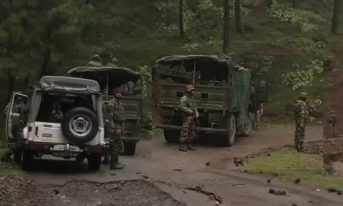 ஜம்மு ரஜோரி மாவட்டத்தில் துப்பாக்கிச் சண்டை: பயங்கரவாதி சுட்டுக்கொலை- வீரர் வீரமரணம்