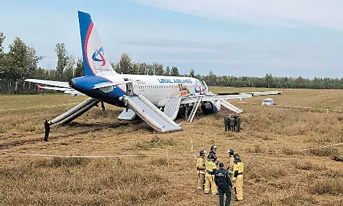 ரஷியாவில் தொழில்நுட்ப கோளாறால் வயலில் தரையிறங்கிய விமானம்: 167 பேர் உயிர் தப்பினர்