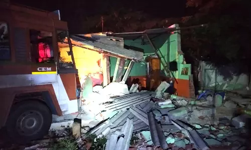 திண்டுக்கல்லில் இன்று வீட்டிற்குள் லாரி புகுந்து கட்டிட தொழிலாளி பலி