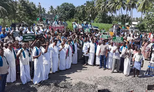 சுங்கச்சாவடி அமைக்க எதிர்ப்பு தெரிவித்து டிராக்டர்களுடன் விவசாயிகள் போராட்டம்: 500-க்கும் மேற்பட்டவர்கள் திரண்டனர்