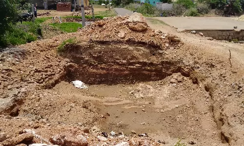 ஆண்டிபட்டி அருகே பாலம் கட்டும் பணி தாமதத்தால் விபத்து அபாயம்