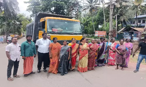 தக்கலை அருகே இன்று காலை கேரளாவுக்கு கனிமவளங்கள் ஏற்றிச்சென்ற வாகனங்கள் சிறைபிடிப்பு