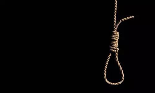 சொத்தவிளை கடற்கரை சாலையில் தூக்குப் போட்டு தொழிலாளி தற்கொலை