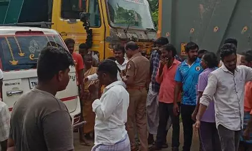 பொன்னேரி அருகே மணல் லாரியை சிறைபிடித்து பொது மக்கள் போராட்டம்