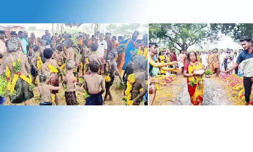 பக்தர்கள் உடல் முழுவதும் சேறு பூசி வினோத நேர்த்திக்கடன்