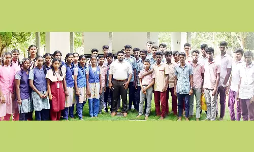 அரசு பள்ளி மாணவ, மாணவிகளுடன் கலெக்டர் கலந்துரையாடல்