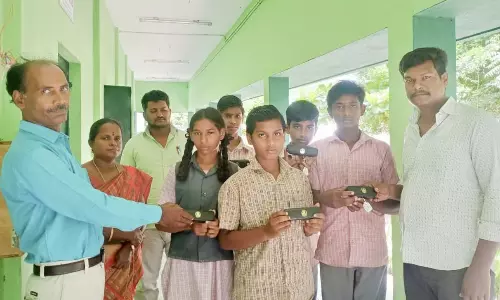 அரசுப் பள்ளி மாணவர்களுக்கு மூக்கு கண்ணாடி