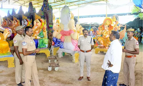 விநாயகர் சிலை தயாரிப்பு கூடத்திற்கு சீல் வைத்த வருவாய் அதிகாரிகள்- இந்து முன்னணியினர் வாக்குவாதம் 