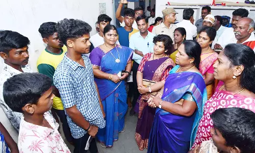 மாணவர்கள் நல்ல முறையில் படிப்பதுடன் தனித்திறமையையும் வளர்த்து கொள்ள வேண்டும்