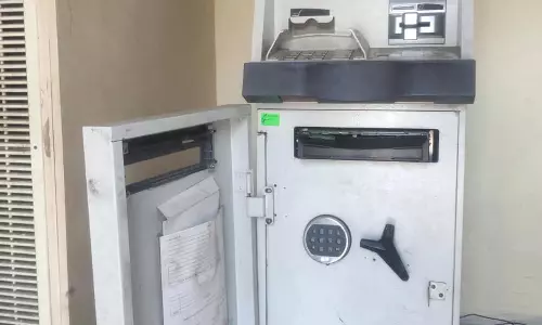 கொடுமுடி அருகே ஏ.டி.எம். எந்திரத்தை உடைத்து கொள்ளை முயற்சி- போலீசார் தீவிர விசாரணை