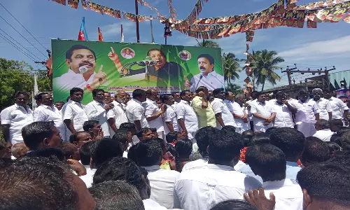 மீன்பிடித் துறைமுகம் அமைக்க கோரி அ.தி.மு.க. சார்பில் மரக்காணத்தில் கண்டன ஆர்ப்பாட்டம் ஏராளமானோர் பங்கேற்பு
